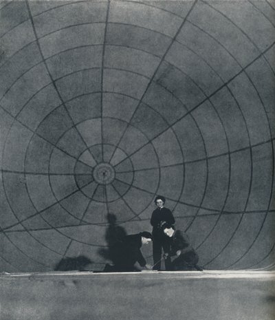 Webben WAAFS arbetar på en ballong, 1941 av Cecil Beaton