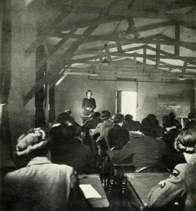 W.A.A.F. Officersföreläsningar, c1943. av Cecil Beaton