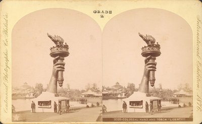 Kolossal hand och fackla, Liberty, Centennial Exhibition, Philadelphia av Centennial Photographic Co.