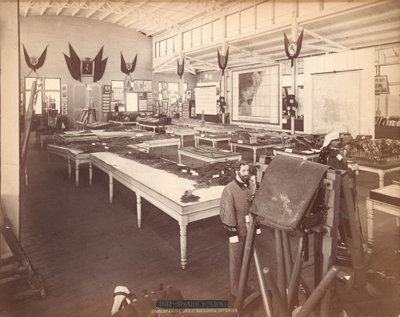 Interiör av den spanska regeringsbyggnaden, i den spanska delen av Centennial Exposition av Centennial Photographic Co.