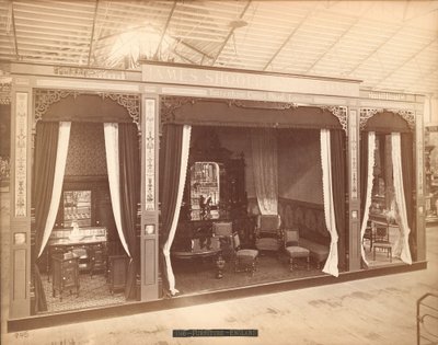 James Shoolbred & Co.s utställning -- Huvudbyggnaden, tre rum med möbler. Rummet till vänster innehåller tre skåp och en tvättfat, spis och spegel; mittrummet innehåller ett bord, stolar, en soffa och en skänk med en spegel och en skulptur; t av Centennial Photographic Co.