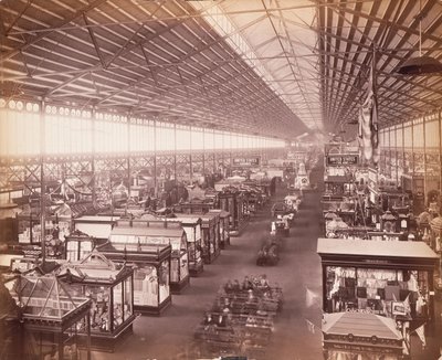 Huvudbyggnad, från östra galleriet, Centennial Exhibition, Philadelphia av Centennial Photographic Co.