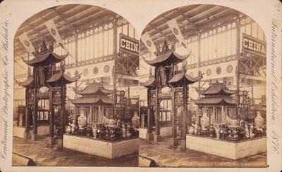 Vy över den kinesiska domstolen, huvudbyggnaden, Centennial Exhibition, Philadelphia av Centennial Photographic Co.