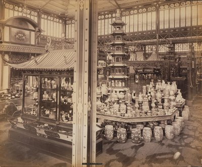 Vy över den kinesiska domstolen, huvudbyggnaden, Centennial Exhibition, Philadelphia av Centennial Photographic Co.