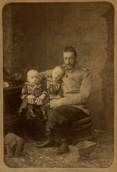 Constantin Constantinovitch de Russie avec ses fils Ioann et Gabriel - Storhertig Constantine Constantinovich av Ryssland med söner, John Konstantinovich och Gabriel Konstantinovich, av Bergamasco, Charles (Karl) (1830-1896). Albumin Foto, c. 1890. Ryska av Charles Bergamasco