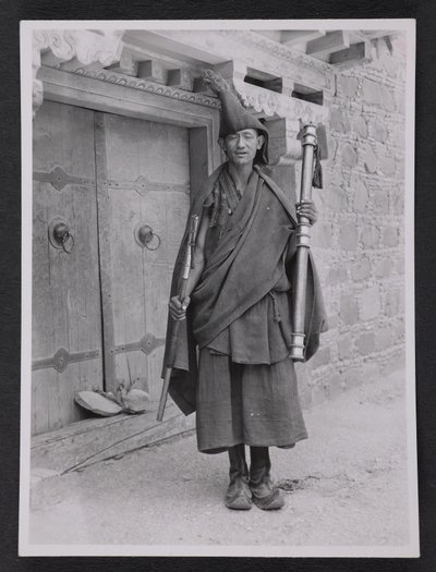 En geko, eller klostrets disciplinväktare, med rituell spikklubba av Charles Alfred Bell