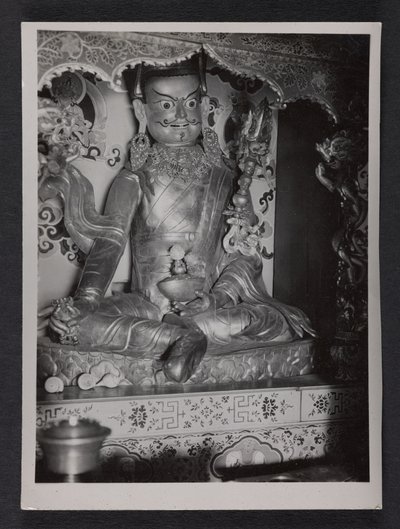 En mindre lekmannafunktionär i ceremoniell dräkt av Charles Alfred Bell