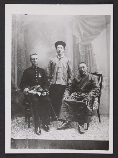 Charles Bell sittande med den trettonde Dalai Lama och kronprinsen av Sikkim, Sidkeong Tulku Namgyal, 1910 (svartvitt foto) av Charles Alfred Bell
