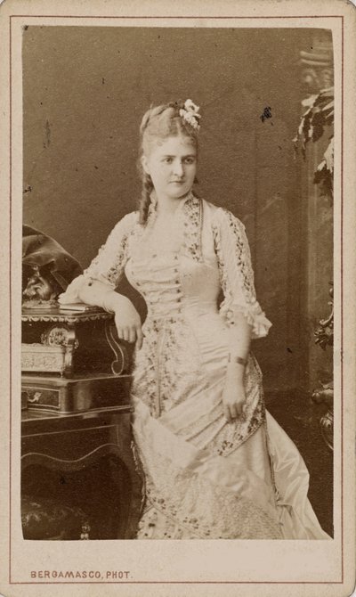 Porträtt av operasångerskan Caroline Salla Caroline Louise de Septavaux , ca. 1880. av Charles Bergamasco