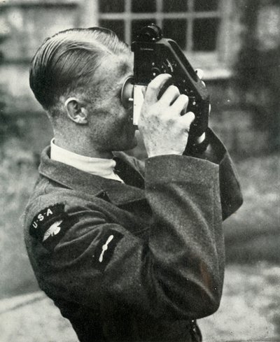 Flygman lärde sig navigering under andra världskriget, 1941. av Charles Brown