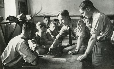 RAF-personal lär sig om vapen, 1941. av Charles Brown