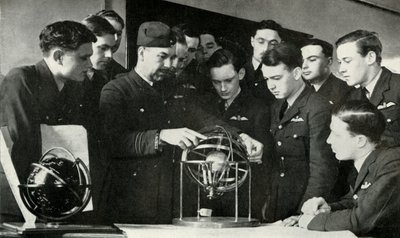 RAF-personal lärde sig navigering under andra världskriget, 1941. av Charles Brown