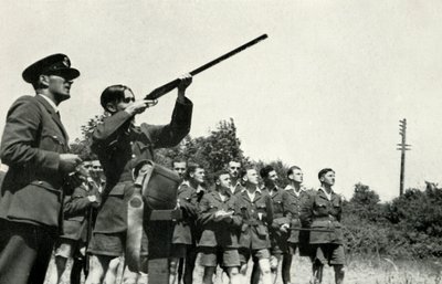 RAF-personal lärde sig att avfyra vapen under andra världskriget, 1941. av Charles Brown