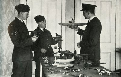 RAF-personal lärde sig att identifiera flygplan under andra världskriget, 1941. av Charles Brown
