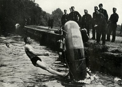 RAF-personal lär sig använda jolle, 1941. av Charles Brown