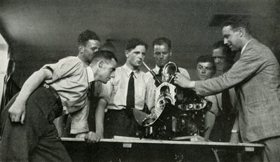 RAF-personal som fick flygmotorinstruktion, 1941. av Charles Brown