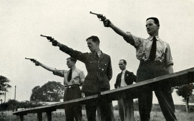 Revolverövning vid Elementary Flying Training School, 1941. av Charles Brown
