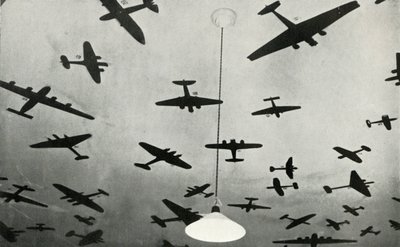 Silhuetter av militärflygplan...på en RAF-utbildningsskola under andra världskriget, 1941. av Charles Brown