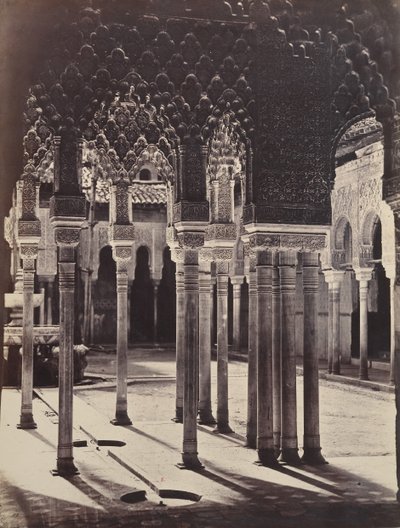 [Lejongården vid Alhambra, sett från under portiktemplet], 1862. av Charles Clifford