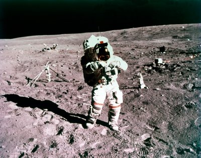 Astronaut John Young på månens yta, Apollo 16-uppdrag, 21 april 1972. av Charles Duke
