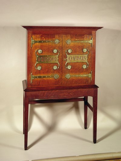 Kelmscott Chaucer-skåpet, designat av C.F.A.Voysey (1857-1941) och tillverkat av F.Coote, 1899 (ek med mässingsbeslag) av Charles Francis Annesley Voysey