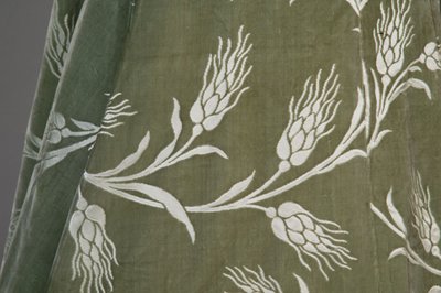 Bertha Palmers aftonrock, ca 1902 (detaljvy av tyg). Sidensatäng med skuren sammet i vetemönster, metalltrådspets, silkesmetallic tofsar. Värt, Paris. av Charles Frederick Worth