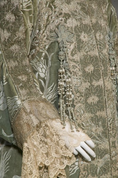 Bertha Palmers aftonrock, ca 1902 (detaljvy av ärmen). Sidensatäng med skuren sammet i vetemönster, metalltrådspets, silkesmetallic tofsar. Värt, Paris. av Charles Frederick Worth