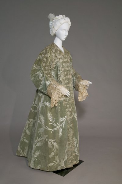 Bertha Palmers aftonrock, ca 1902 (snett framifrån). Sidensatäng med skuren sammet i vetemönster, metalltrådspets, silkesmetallic tofsar. Värt, Paris. av Charles Frederick Worth