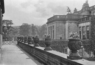 Ristade stenvaser, East Terrace (s/v foto) av Charles Latham