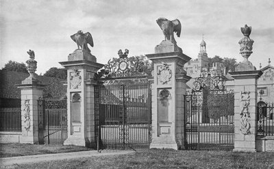 Drayton: The Forecourt Gates (s/v foto) av Charles Latham