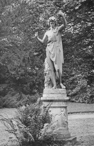 Ribston Hall: En trädgårdsstaty av Charles Latham