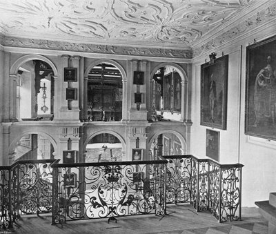 Hallen sett från trappan av Charles Latham