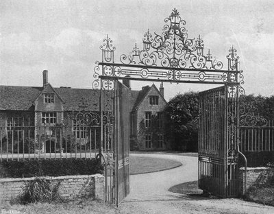 The House and Forecourt (s/v foto) av Charles Latham