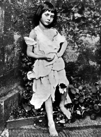 Alice Liddell, Freundin von Lewis Carroll, hier als Bettelmädchen, Foto von Carroll 1865 von Charles Lutwidge (1832-98) Dodgson