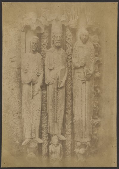 [Chartres-katedralen: Stora figurer i det kungliga portiken] av Charles Marville