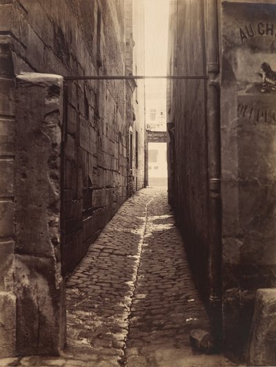 Rue du Chat-qui-Pêche från Rue de la Huchette, ca. 1868. av Charles Marville