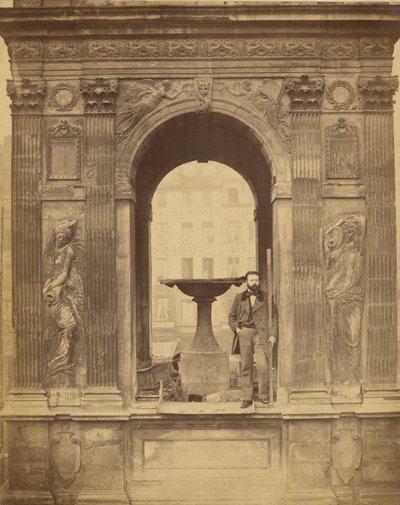 [Oidentifierad man poserar i Fontaine des Innocents] av Charles Marville