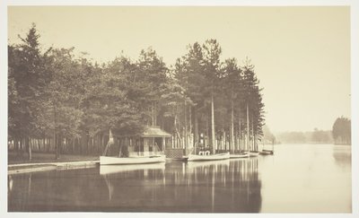 Utan titel, c. 1850. [Båt på en sjö i Bois de Boulogne, en park i Paris]. av Charles Marville