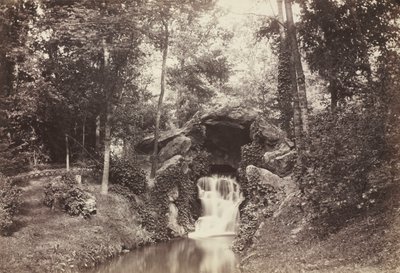 Utsikt över den lilla grottan mot hjortdammen, Bois de Boulogne av Charles Marville