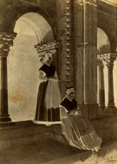 Arlesiskor i klostergången i Saint-Trophime "Arles" av Charles Nègre