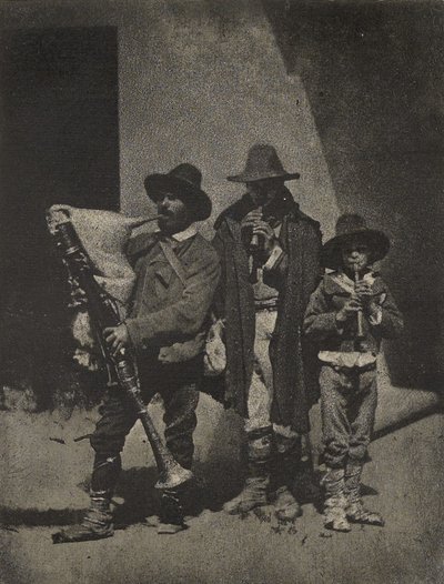 [Grupp med tre italienska gatumusiker framför 21, Quai Bourbon, Paris] av Charles Nègre
