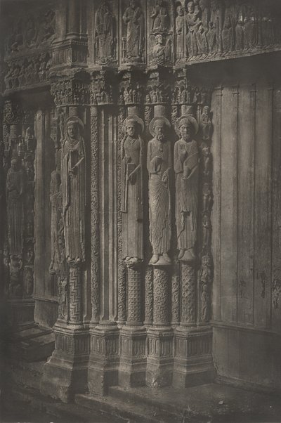 Plåt XIII Chartres katedral, statyer kolumner av den centrala dörren till portalen..., 1855. av Charles Nègre