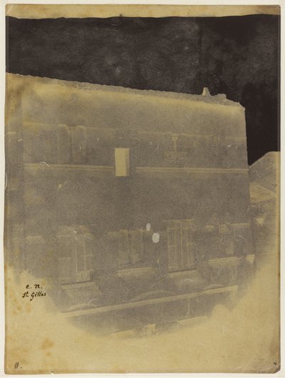 Övre delen av fasaden på ett romerskt hus i Saint-Gilles du Gard. av Charles Nègre