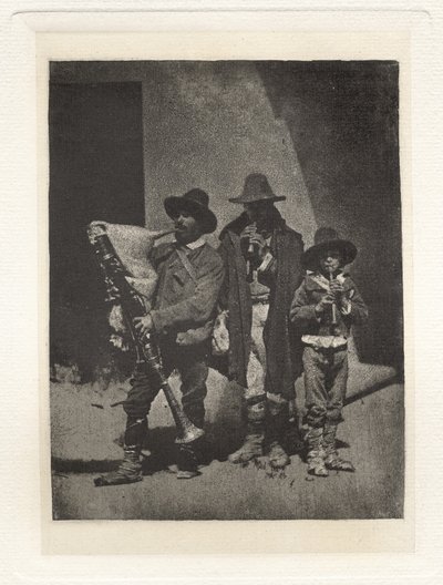 Tavla III – Group of Three Pifferari Standing, i Court of 21 Quai Bourbon (Plate III – Group of Three Pifferari Standing, in Court of 21 Quai Bourbon) av Charles Nègre, André Jammes