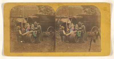 [Familjegrupp framför en vagn, far och barn på provisorisk gungbräda] av Charles Peeters