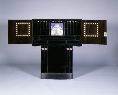 Ett skrivskåp designat för Walter W. Blackie Esq., Hill House, Edinburgh av Charles Rennie Mackintosh