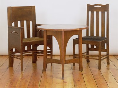 En fåtölj, gjord för Luncheon Room, och matstol, 1897, från Miss Cranstons Argyle Street Tea Rooms, Glasgow, och ett enstaka bord gjort för Billiards Room på Miss Cranstons Buchanan St. av Charles Rennie Mackintosh