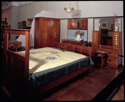 Sovrumssvit för gästrummet på 78 Derngate, Northampton, tillverkad av W. J. Bassett-Lowke, 1917 (mahognyträ) av Charles Rennie Mackintosh