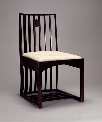 Stol i salongen, HousHill, Glasgow, 1904 (träfärgat mörkt, inlagt med färgat glas) av Charles Rennie Mackintosh