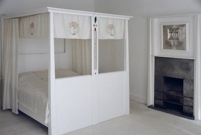Möbler designade för No. 120 Mains Street, Glasgow, himmelssäng, ca 1900 (målat trä och emalj) av Charles Rennie Mackintosh